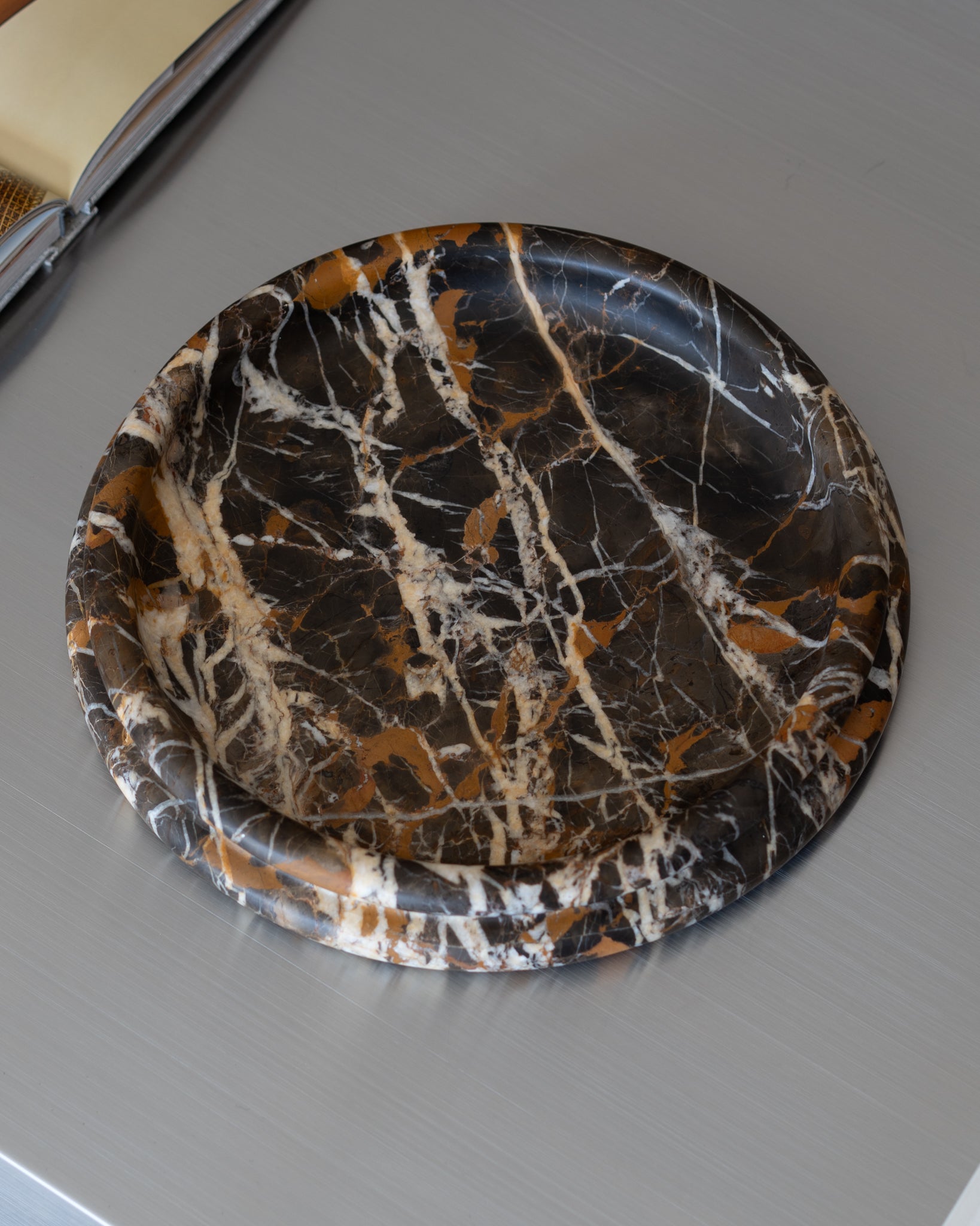 Nervado Round Plate Cinnamon Large