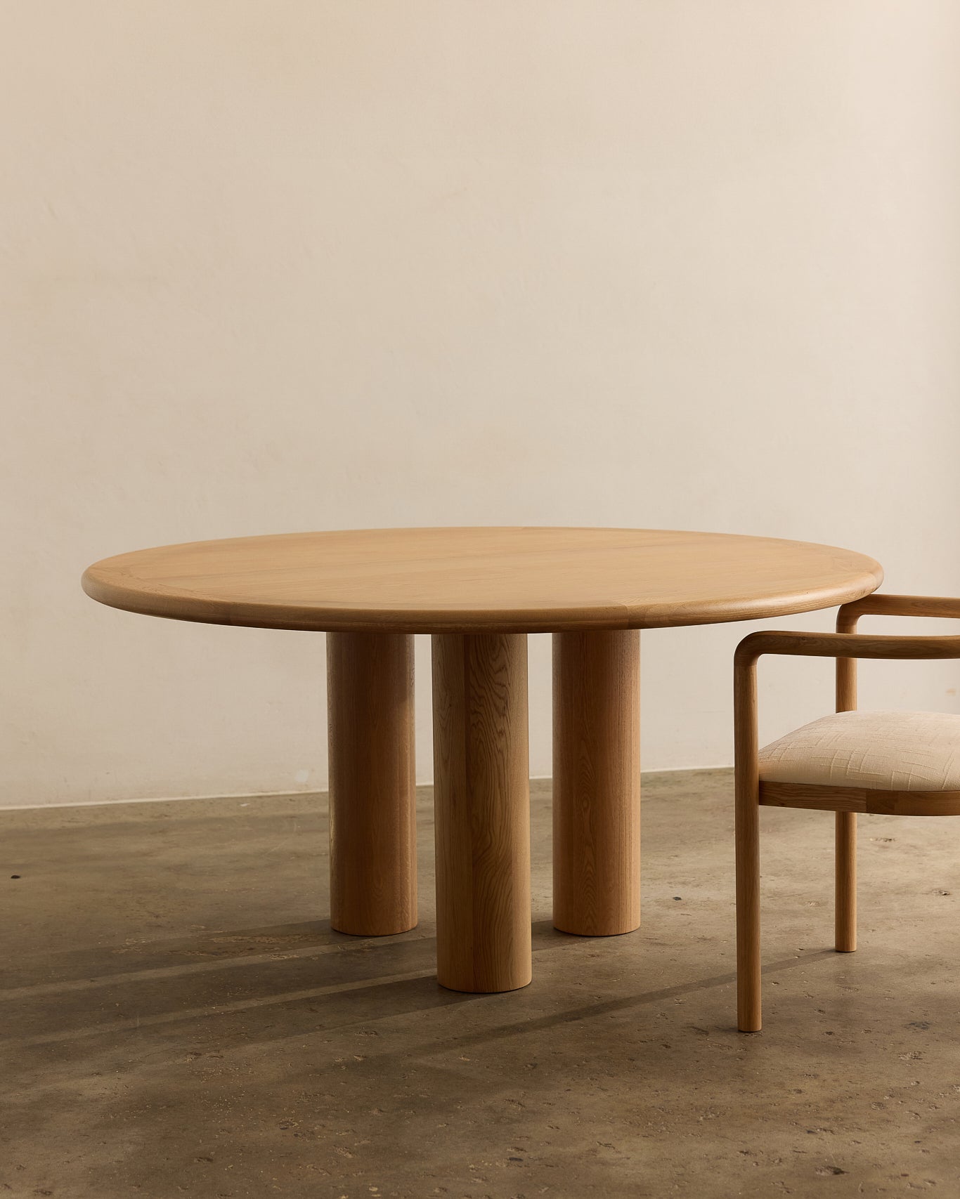 Elio Large Round Dining Table Oak