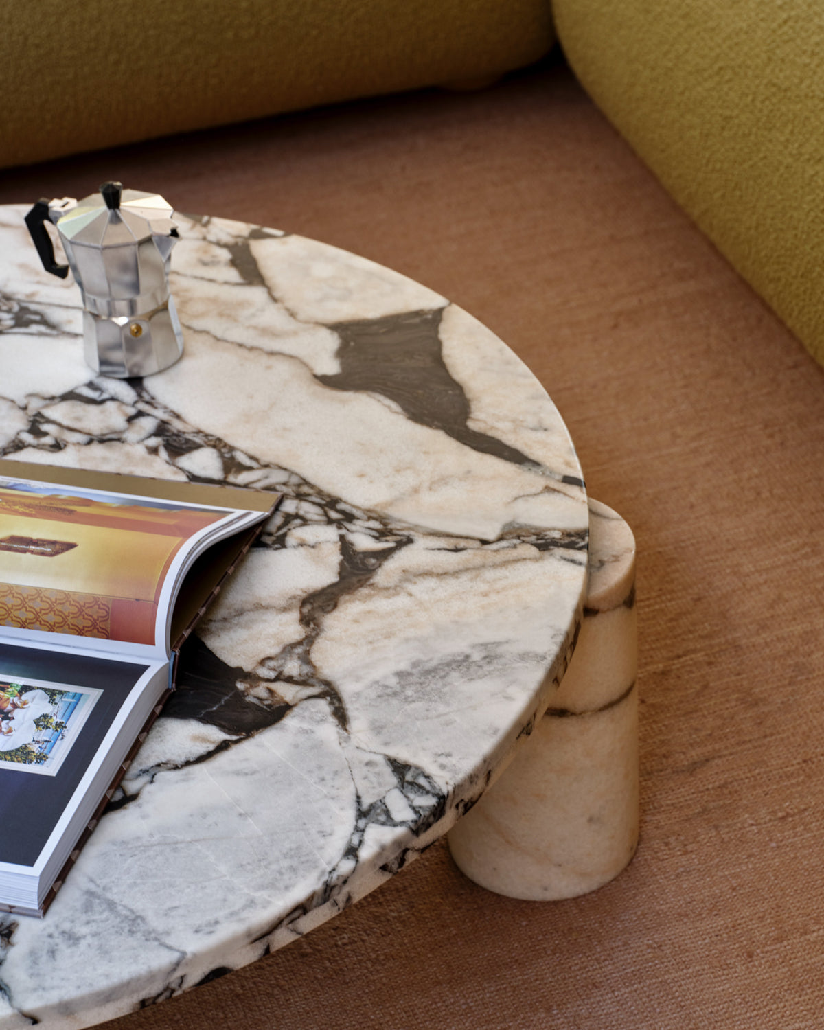 Calacatta nero round marble coffee table