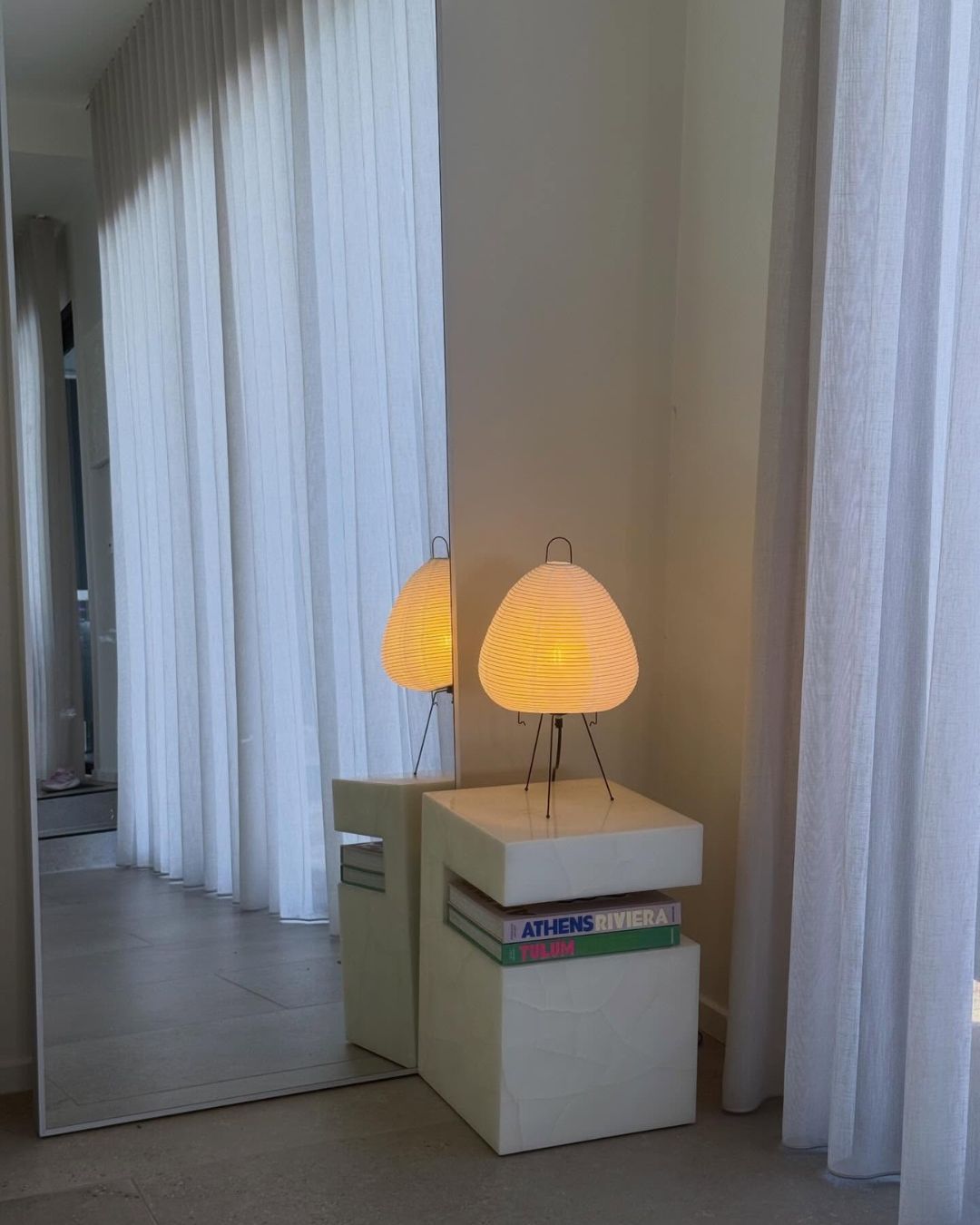 A lamp sitting on a white onyx side table