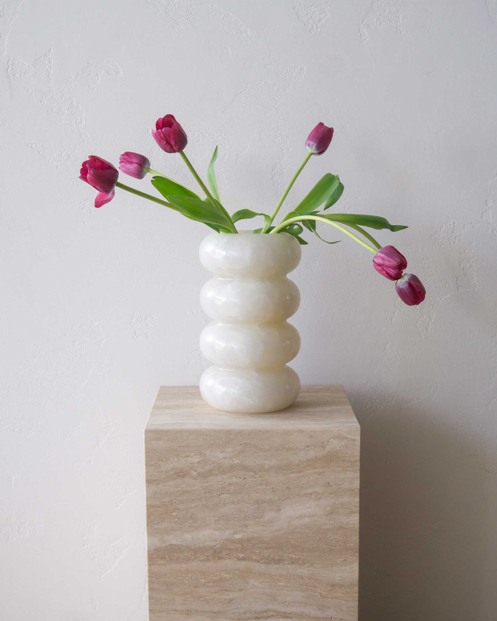 Curvy Large Marble Vase – Cloud – White Onyx | Fleur Studios