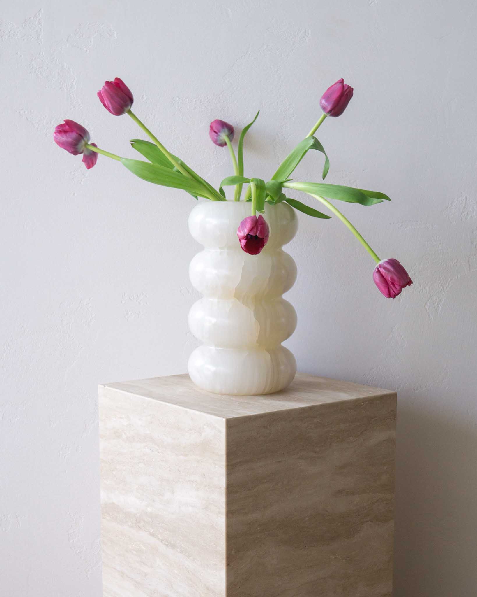 Curvy Large Marble Vase – Cloud – White Onyx | Fleur Studios