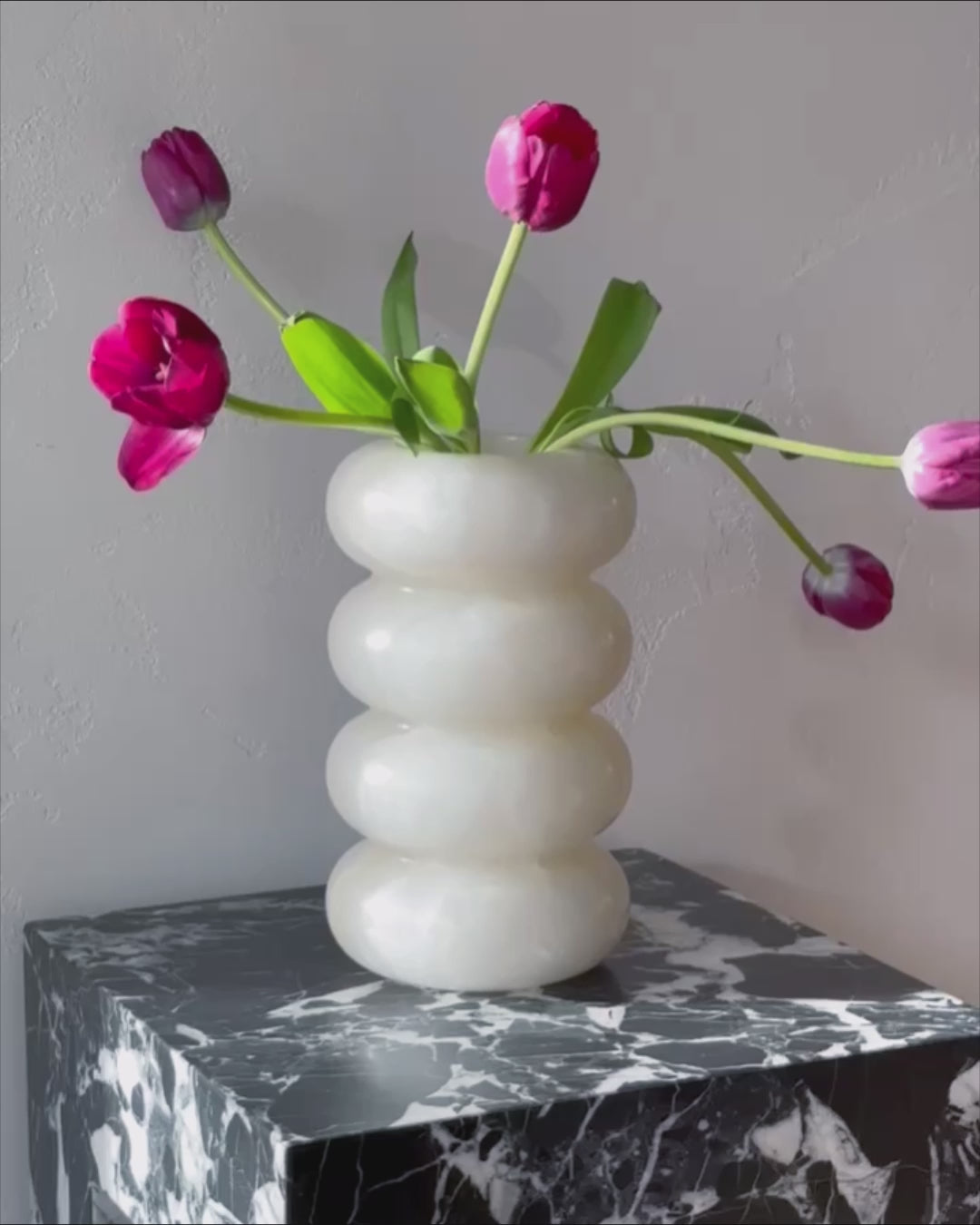 Curvy Large Marble Vase – Cloud – White Onyx | Fleur Studios